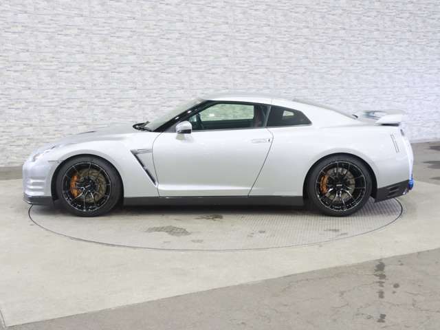 NISSAN GT-R 2011