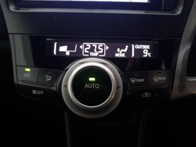 TOYOTA PRIUS Alpha 2014