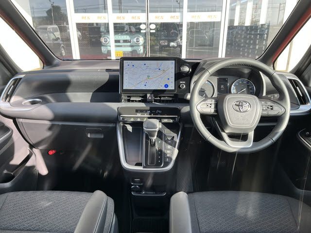 TOYOTA VOXY HYBRID 2024