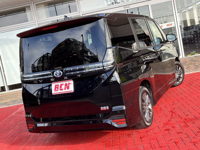 TOYOTA VOXY HYBRID 2024
