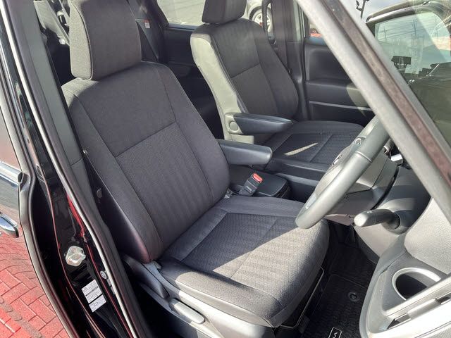 TOYOTA VOXY HYBRID 2024