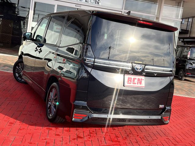 TOYOTA VOXY HYBRID 2024