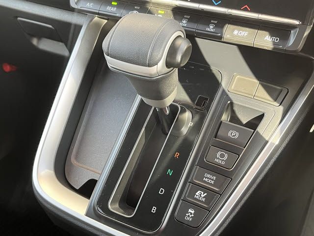 TOYOTA VOXY HYBRID 2024