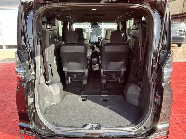 TOYOTA VOXY HYBRID 2024