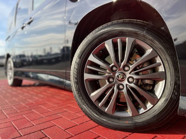 TOYOTA VOXY HYBRID 2024