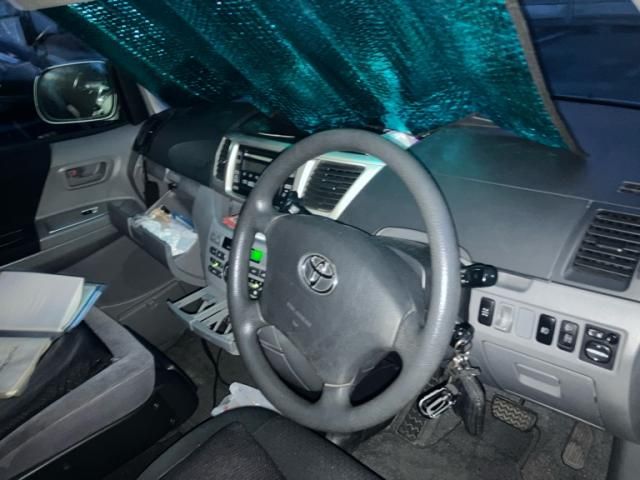 TOYOTA NOAH 4WD 2005