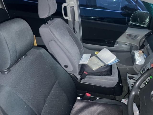 TOYOTA NOAH 4WD 2005