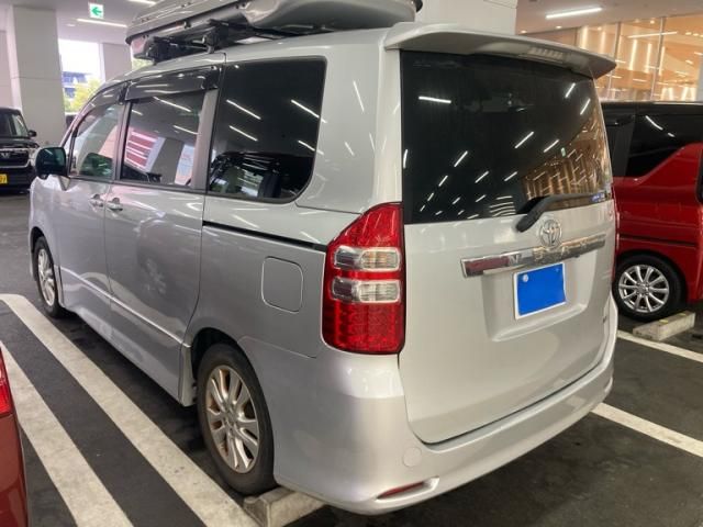 TOYOTA NOAH 2012