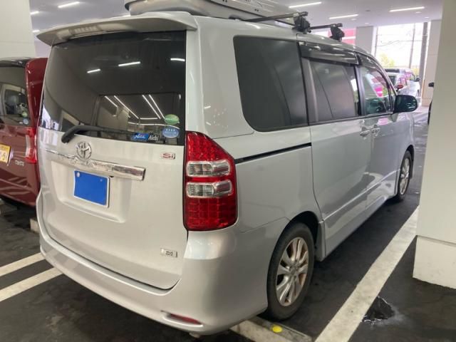 TOYOTA NOAH 2012