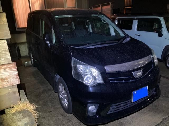 TOYOTA NOAH 2011