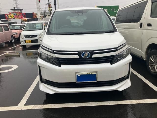 TOYOTA VOXY HYBRID 2017