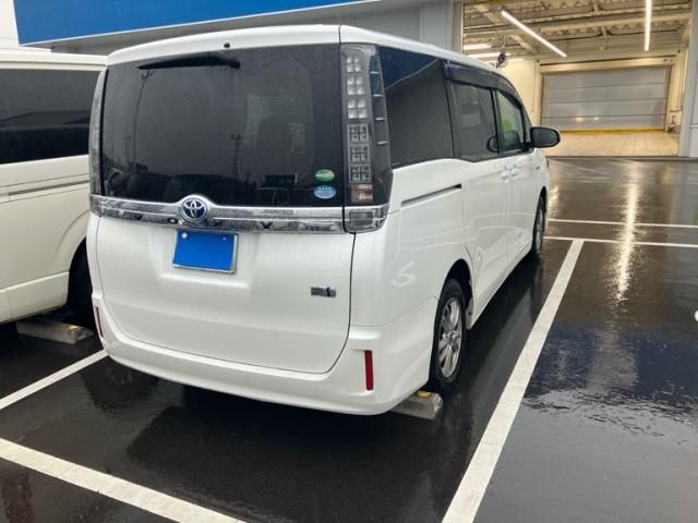 TOYOTA VOXY HYBRID 2017