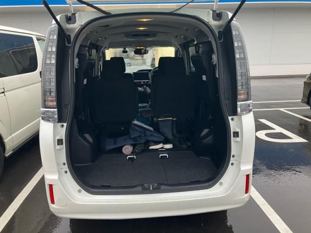 TOYOTA VOXY HYBRID 2017