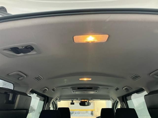 TOYOTA VOXY HYBRID 2017