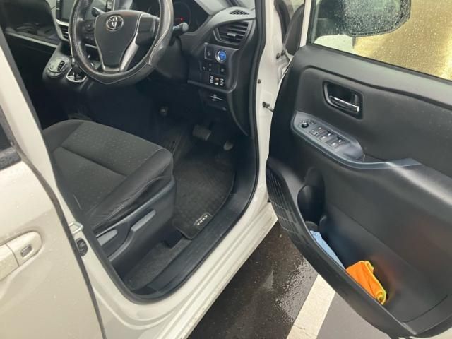 TOYOTA VOXY HYBRID 2017