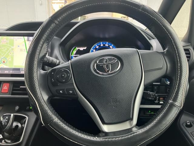 TOYOTA VOXY HYBRID 2017