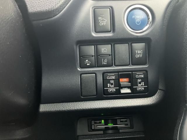 TOYOTA VOXY HYBRID 2017