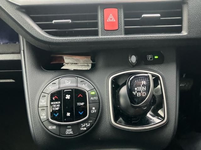 TOYOTA VOXY HYBRID 2017