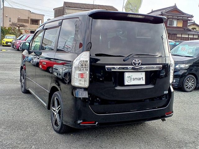 TOYOTA VOXY 2013