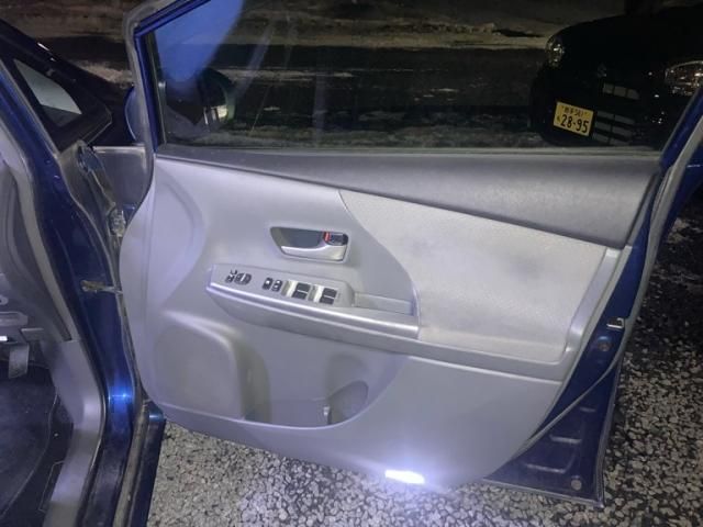 TOYOTA PRIUS Alpha 2013