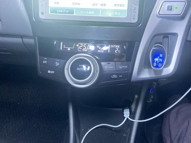 TOYOTA PRIUS Alpha 2013