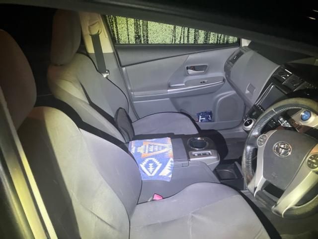 TOYOTA PRIUS Alpha 2012