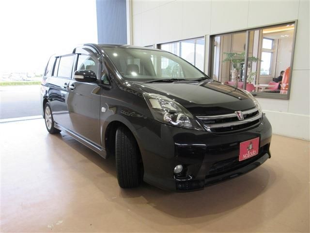 TOYOTA Isis 2010
