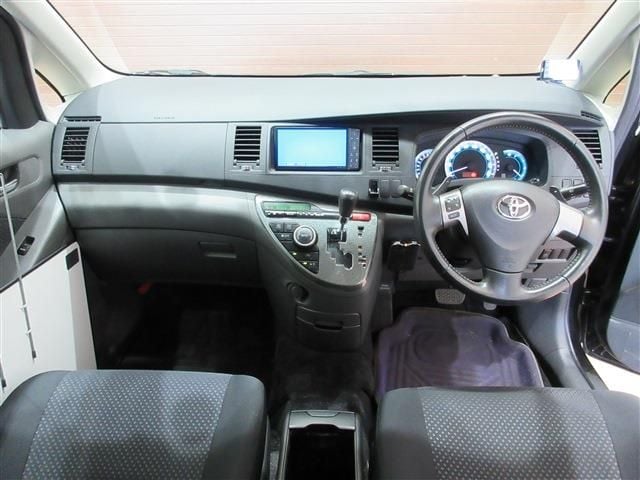 TOYOTA Isis 2010
