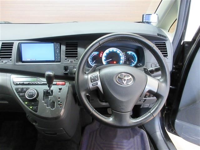 TOYOTA Isis 2010