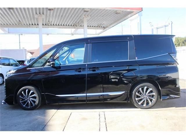 TOYOTA VOXY HYBRID 2023