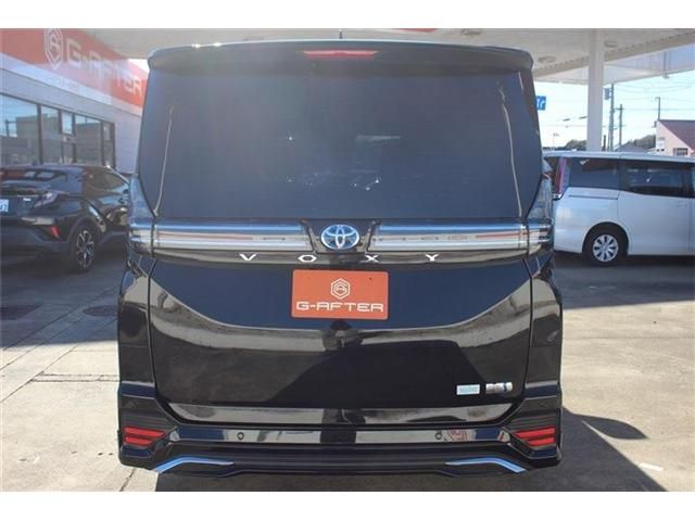 TOYOTA VOXY HYBRID 2023