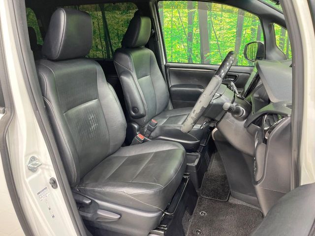 TOYOTA ESQUIRE HYBRID 2016