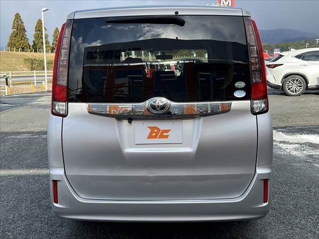 TOYOTA NOAH 2017