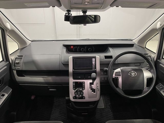 TOYOTA NOAH 2013