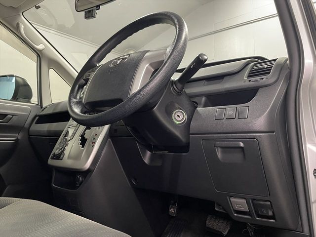 TOYOTA NOAH 2013