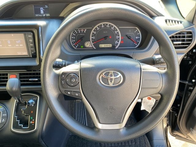 TOYOTA VOXY 2017