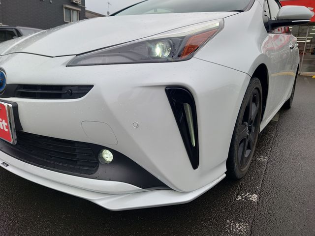 TOYOTA PRIUS 2021