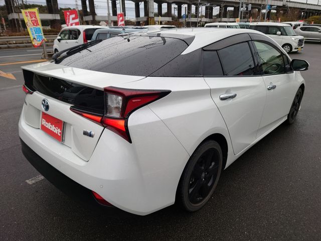 TOYOTA PRIUS 2021