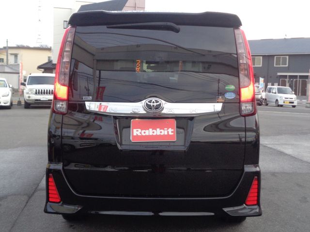 TOYOTA NOAH 2014