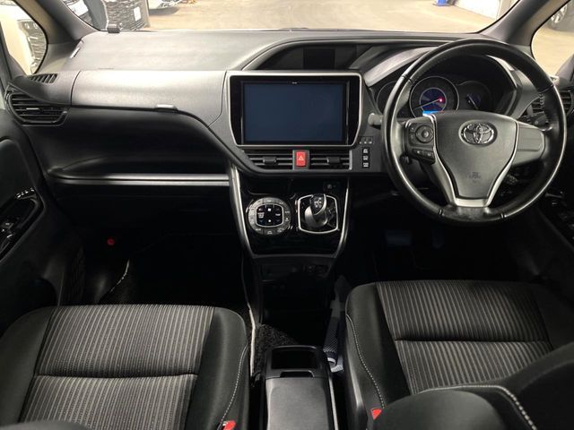 TOYOTA VOXY HYBRID 2018