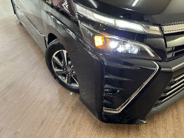 TOYOTA VOXY 2019