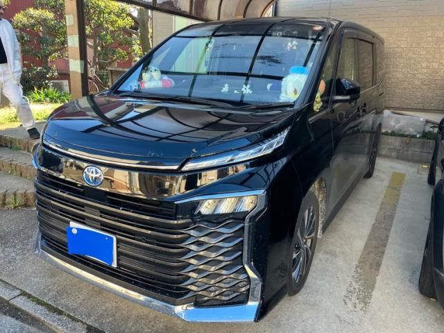 TOYOTA VOXY HYBRID 2023