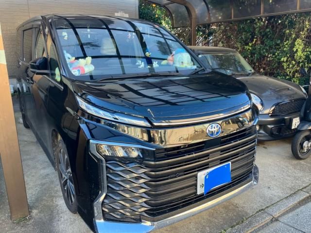 TOYOTA VOXY HYBRID 2023