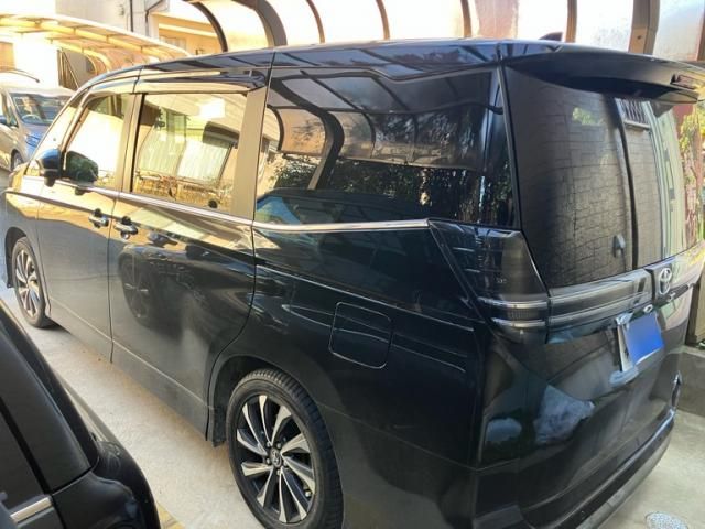 TOYOTA VOXY HYBRID 2023