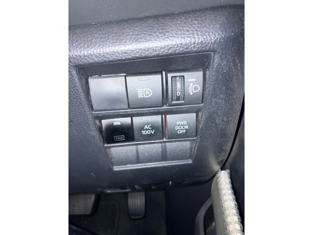 TOYOTA VOXY HYBRID 2023