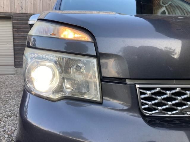 TOYOTA VOXY 4WD 2012