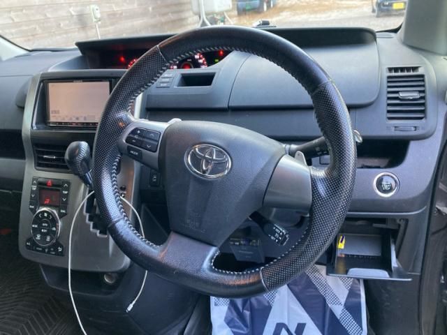 TOYOTA VOXY 4WD 2012