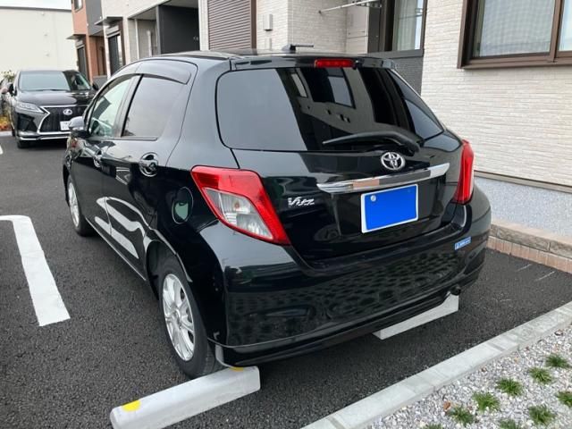 TOYOTA VITZ 2011