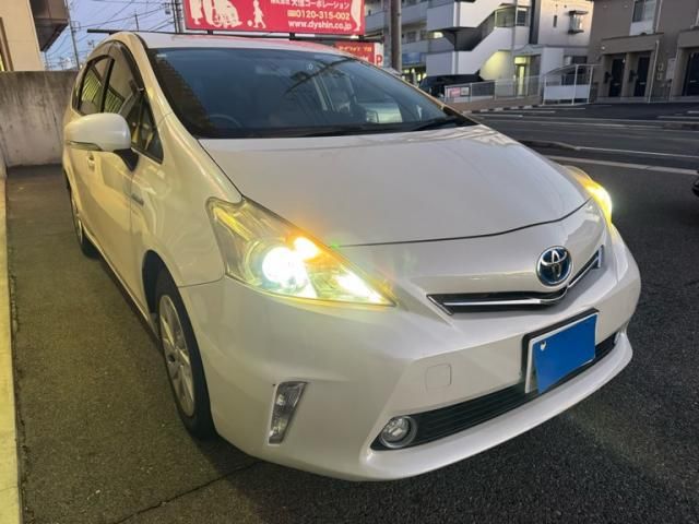 TOYOTA PRIUS Alpha 2012