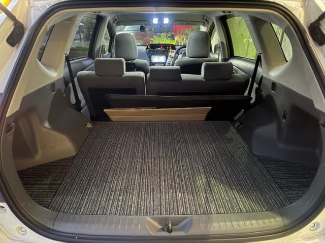 TOYOTA PRIUS Alpha 2012